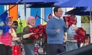 Gwangju district criticized for using female officials as mayor’s backup dancers
