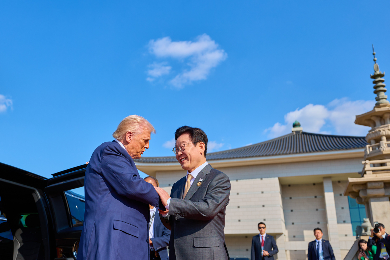 South Korean President Lee Jae Myung welcomes US President Donald Trump as he arrives at the Gyeongju National Museum for the Korea–US summit on Oct. 29. (Yonhap)