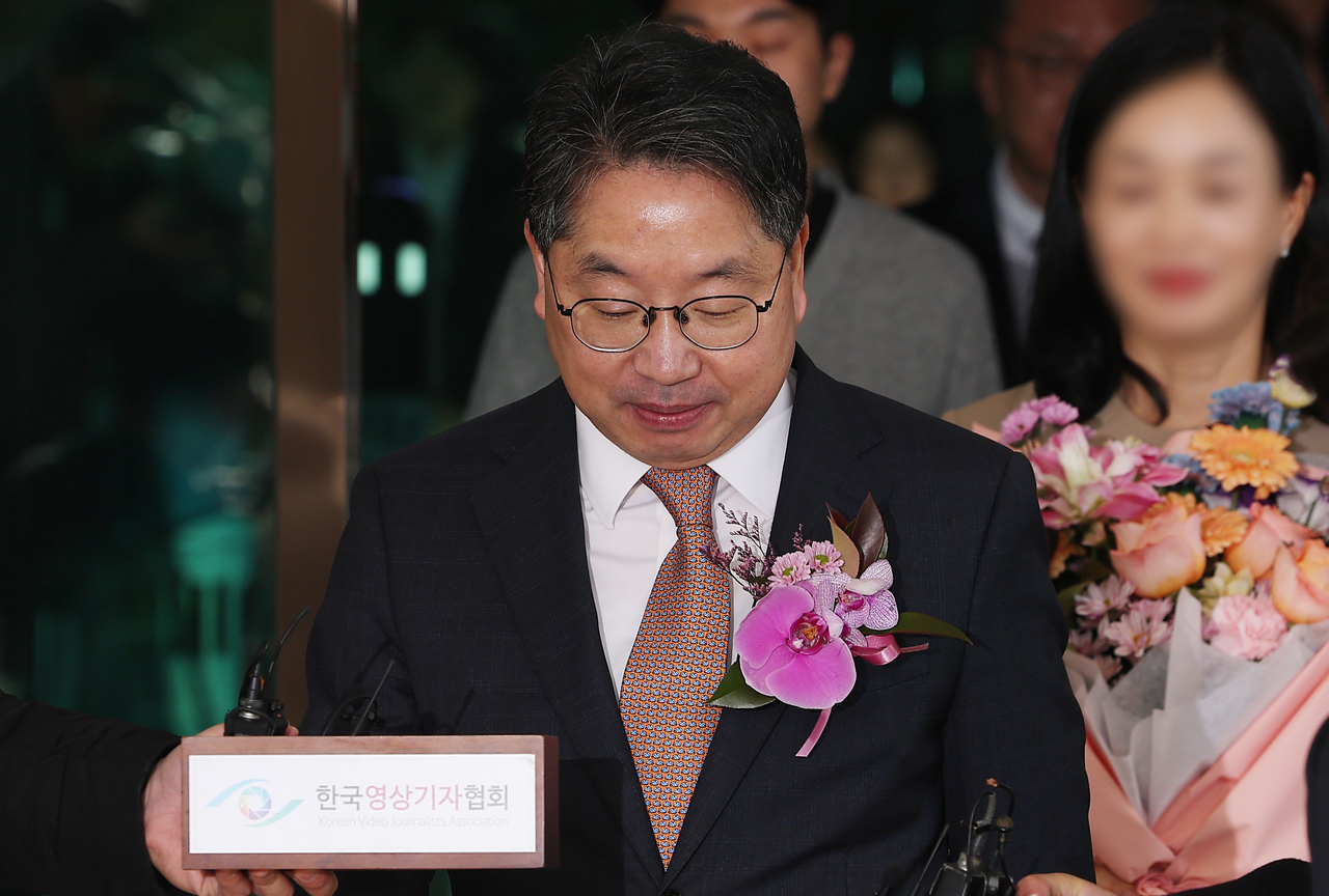 Former acting Prosecutor General Noh Man-seok exits the Supreme Prosecutors’ Office in Seocho-gu, southern Seoul, after his resignation ceremony on Friday. (Yonhap)