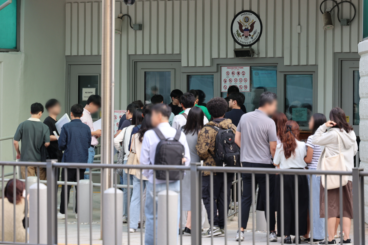 Koreans line up in front of the United States embassy in Jongro-gu, Seoul in September. (Newsis)