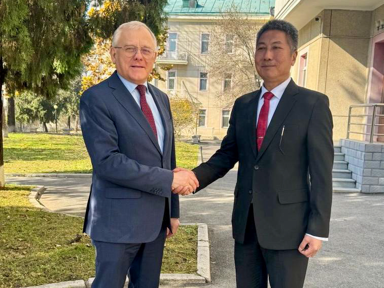 Russian Ambassador Alexandr Matsegora (L) shakes hands with Aliawati Longkumer, India's new ambassador to North Korea, during their meeting in Pyongyang on Wednesday, in this photo from the Telegram account of the Russian Embassy in North Korea. (Yonhap)