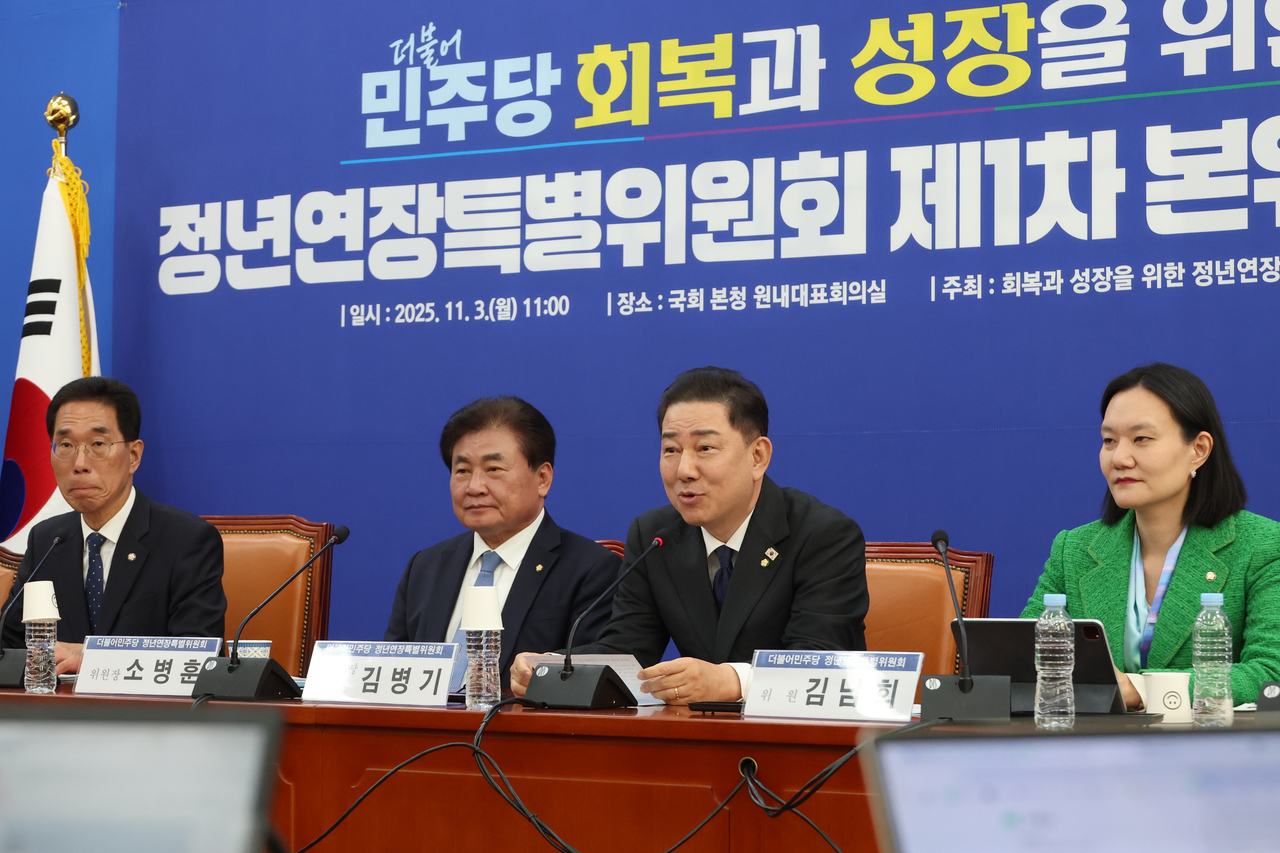 더불어민주당 김병기 원내대표가 3일 서울 여의도 국회에서 열린 정년연장특별위원회 제1차 본위원회의에서 발언하고 있다. [연합]