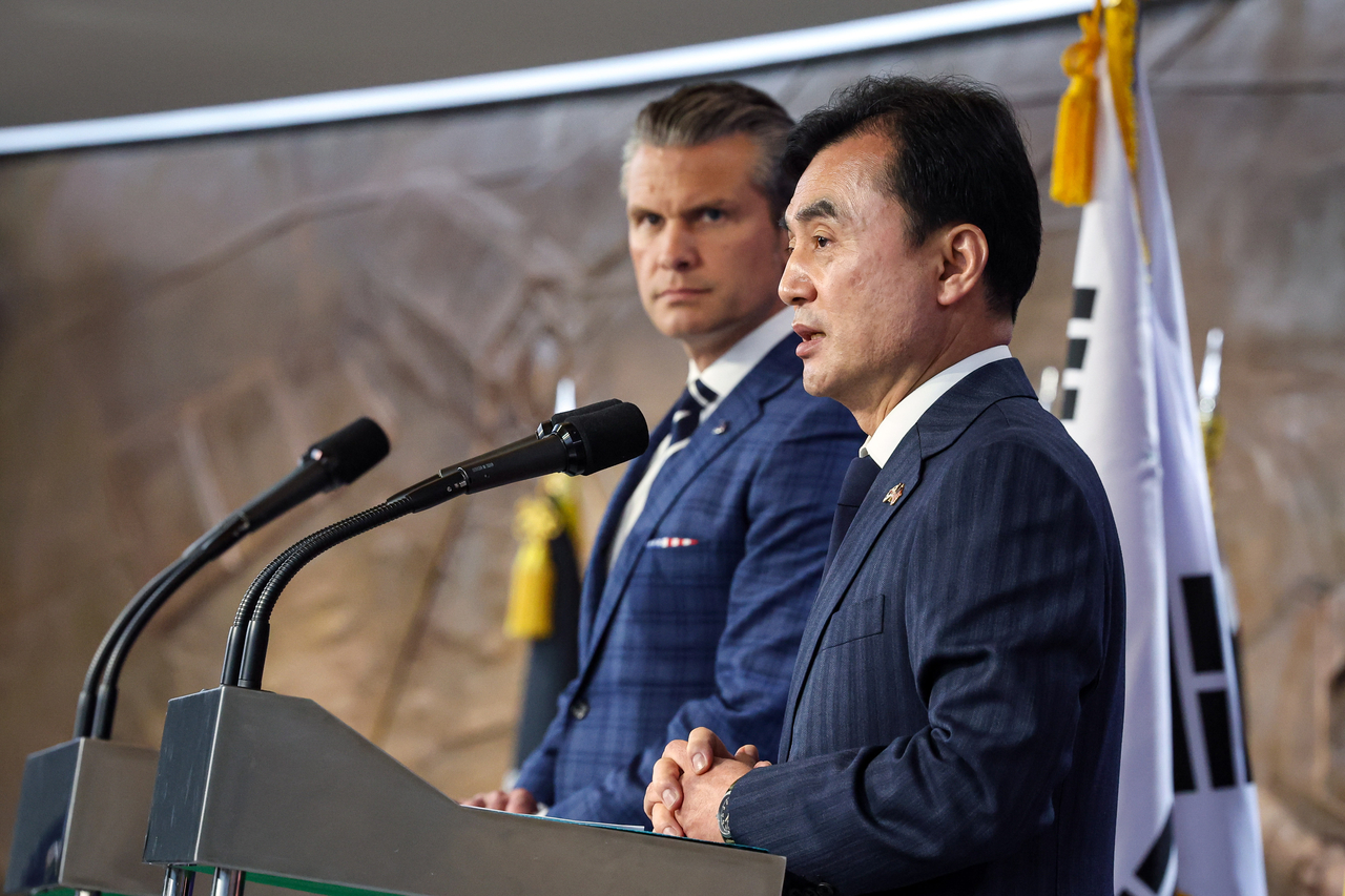 South Korean Defense Minister Ahn Gyu-back (right) speaks to reporters alongside US Secretary of War Pete Hegseth after the 57th Security Consultative Meeting at the Defense Ministry headquarters in Yongsan-gu, Seoul, on Nov. 4. (Yonhap)