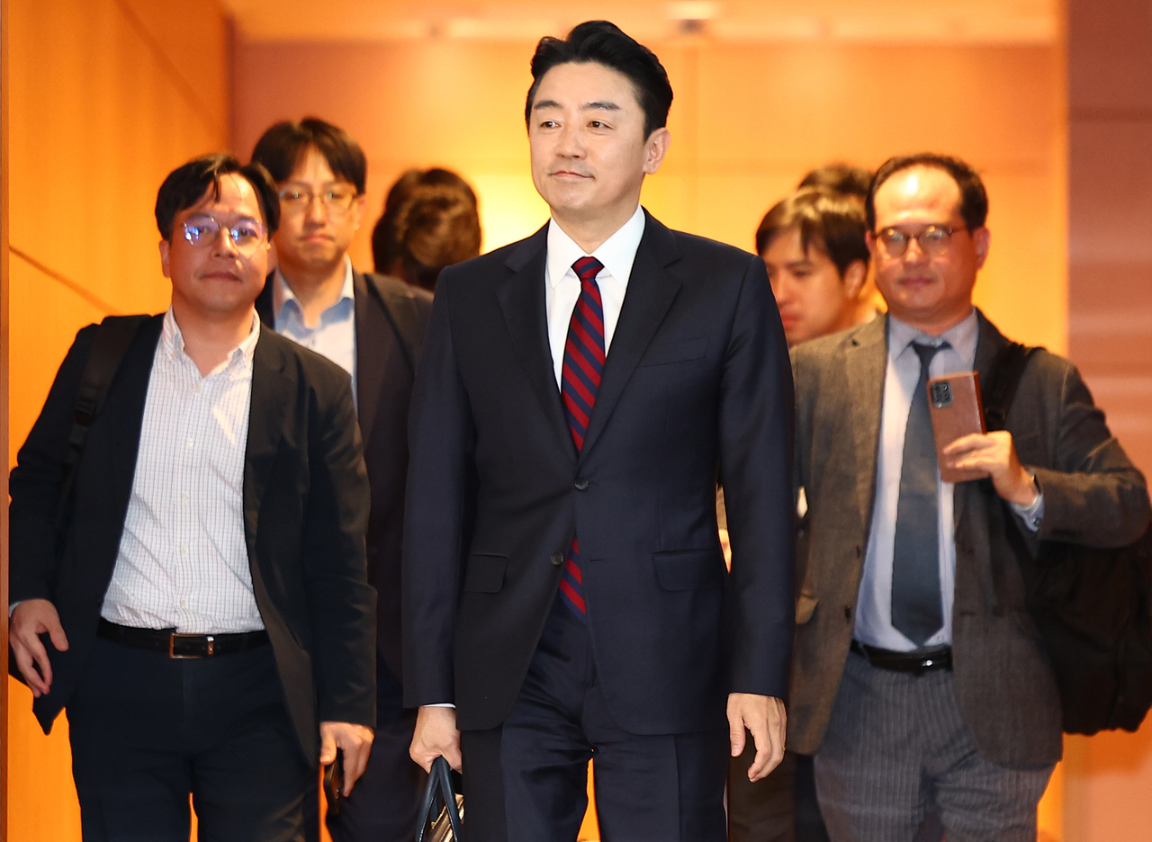 Presidential chief of staff Kang Hoon-sik (center) is seen at the Incheon Airport on Thursday. (Yonhap)
