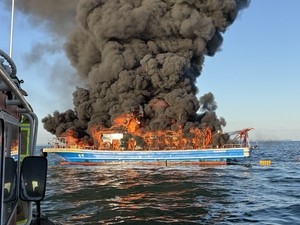 Boat fire extinguished