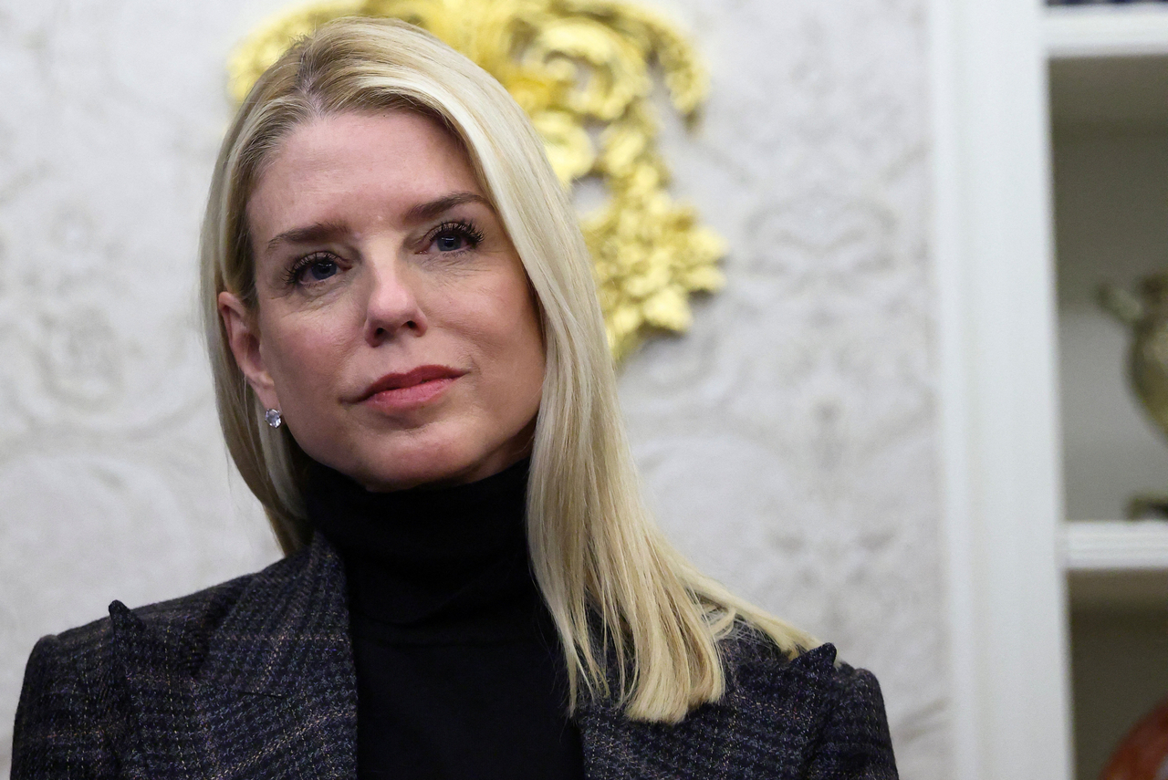 US Attorney General Pam Bondi attends the swearing-in ceremony for Sergio Gor as US Ambassador to India, at the White House in Washington, D.C., Nov. 10. (Reuters-Yonhap)