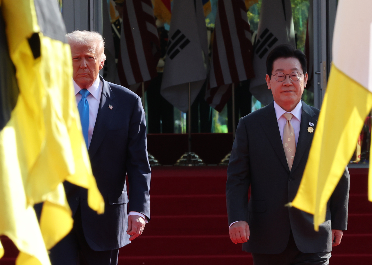 President Lee Jae Myung (right) receives US President Donald Trump during their summit in Gyeongju, North Gyeongsang Province, on Oct. 29. (Yonhap)