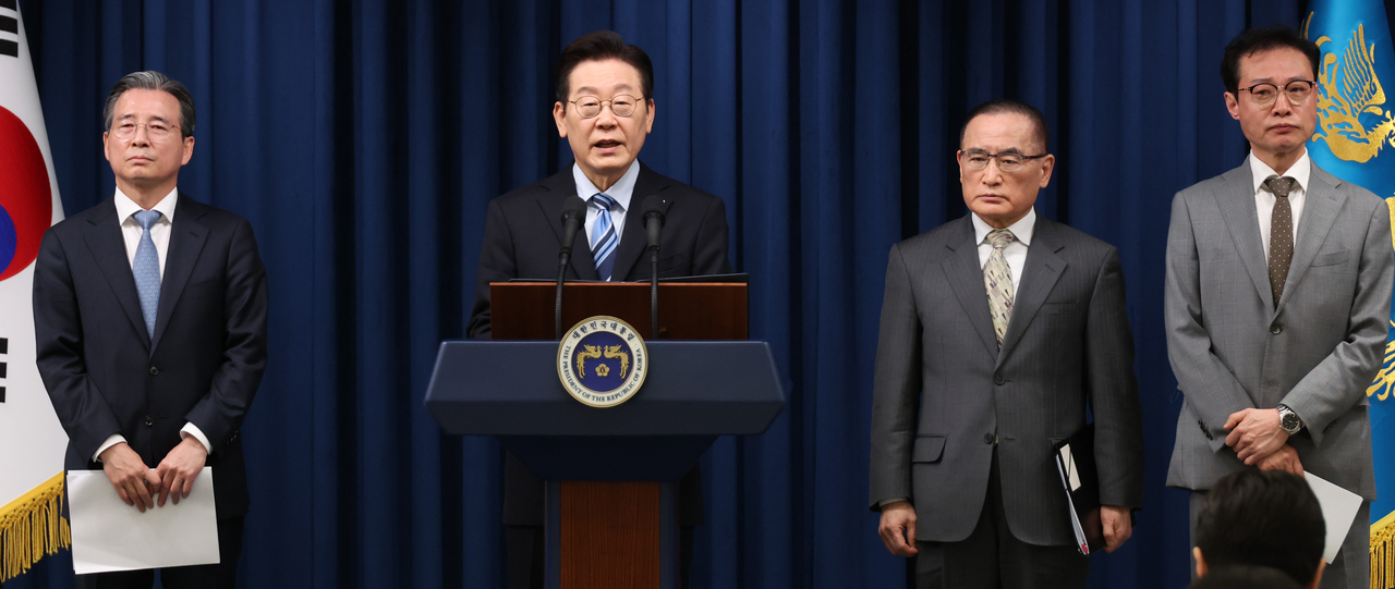 President Lee Jae Myung (second from left) and his aides are seen during a public announcement of a joint fact sheet between South Korea and the United States in his office in Seoul on Friday. (Yonhap)
