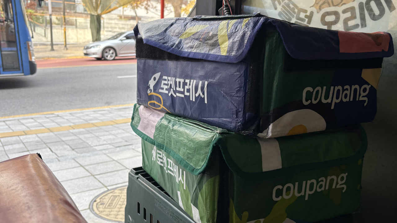 지난 11일 서울 서대문구 신촌역 인근 음식점 앞에 쿠팡 상자가 놓여있다. 박연수 기자