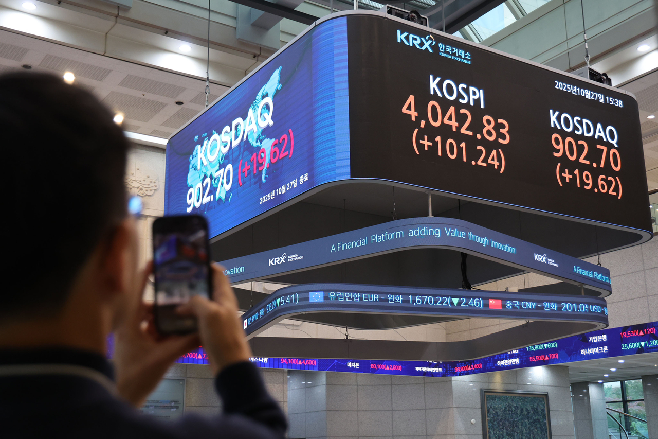 An electronic board at the Korea Exchange shows the benchmark Kospi trading above the 4,000-point threshold for the first time, Oct. 27. (Newsis)