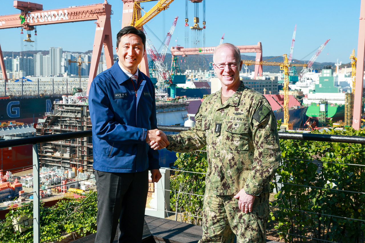 HD Hyundai Chairman Chung Ki-sun (left) shakes hands with Adm. Daryl Caudle, US Chief of Naval Operations, during his visit to HD Hyundai Heavy Industries’ Ulsan shipyard on Saturday. (HD Hyundai)