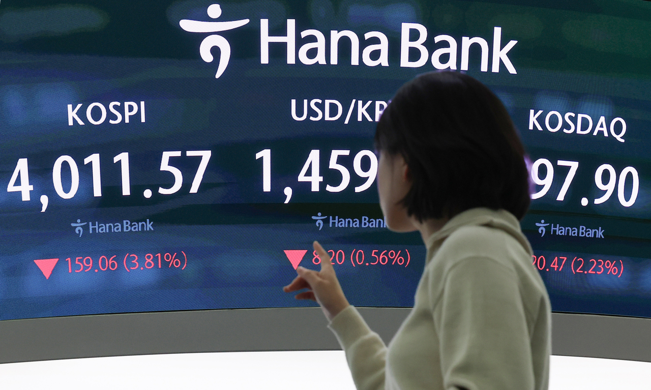 This photo shows the dealing room of Hana Bank in central Seoul on Nov. 14, 2025. (Yonhap)