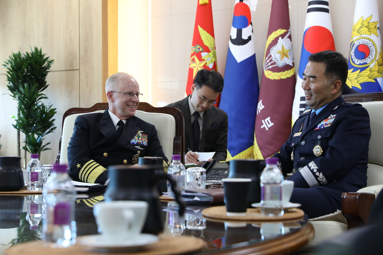 US Chief of Naval Operations Adm. Daryl Caudle (left) speaks with his South Korean counterpart Adm. Kang Dong-gil during a meeting held in Seoul on Friday. (US Navy)