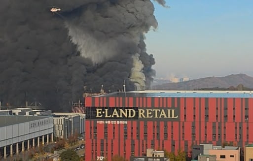 Fire destroys massive Cheonan fashion logistics hub - The Korea Herald