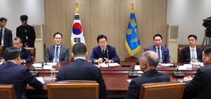 Lee pledges regulatory overhaul to remove barriers for businesses