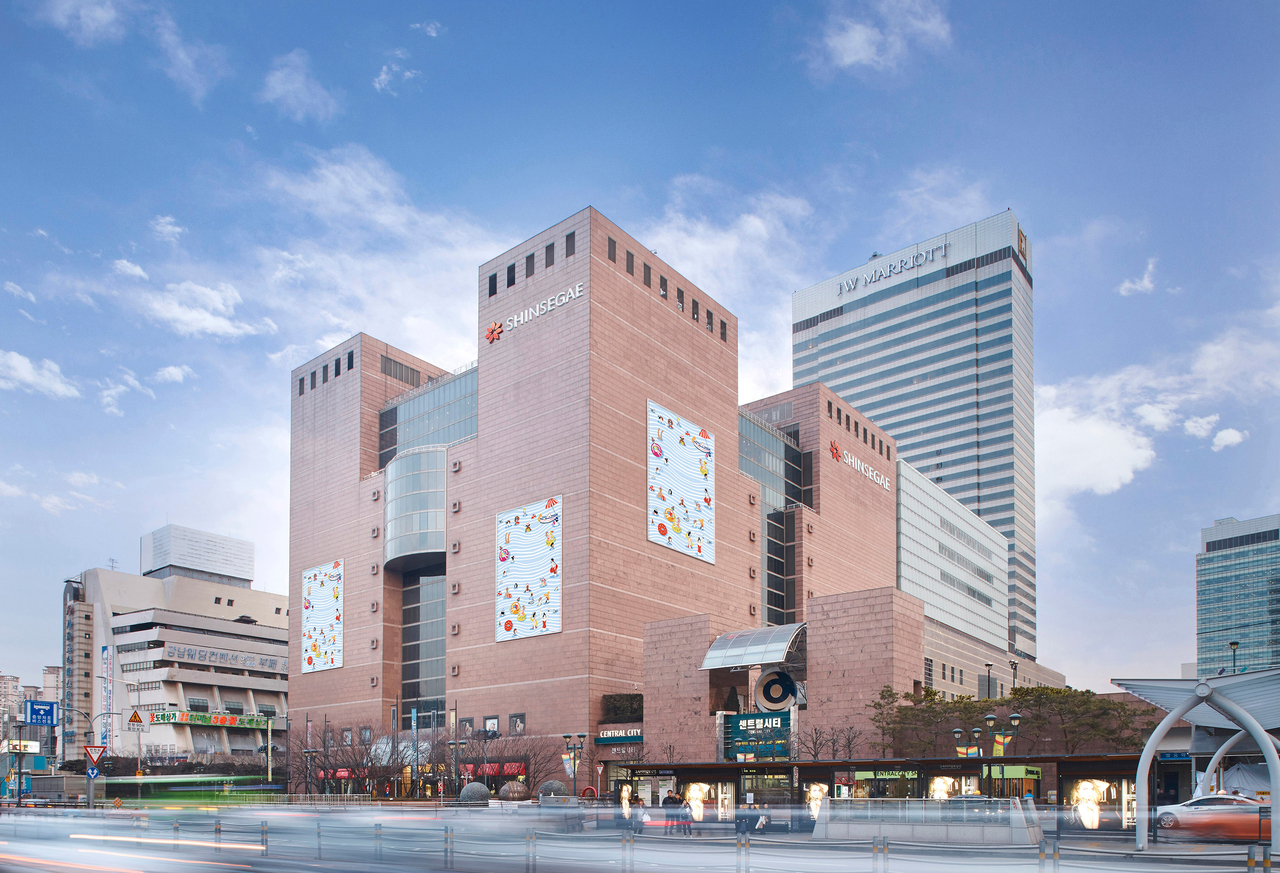 고물가로 인한 소비 침체에도 신세계백화점 강남점이 올해 연간 거래액 3조원을 돌파했다. 사진은 신세계백화점 강남점 외관  [신세계백화점 제공]