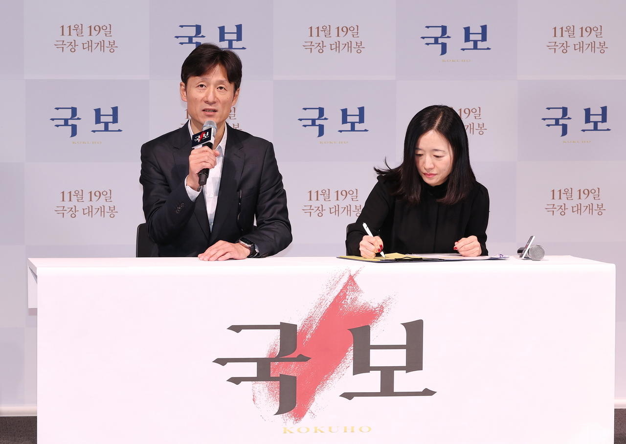 Director Lee Sang-il (left) speaks at a press conference for "Kokuho" at CGV Yongsan in Seoul on Thusday. (Yonhap)