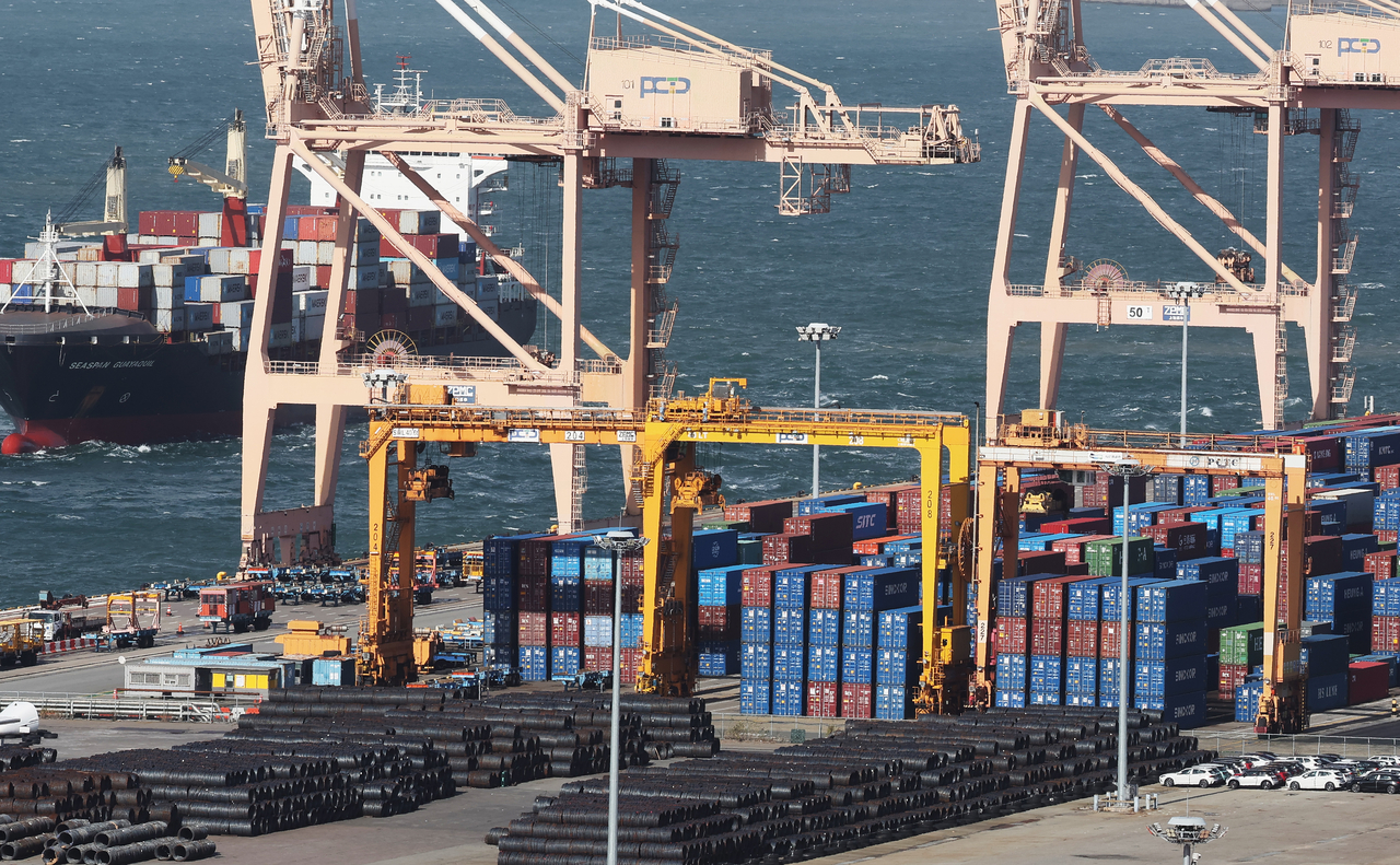 Containers wait for shipment at Pyeongtaek Port in Pyeongtaek, Gyeonggi Province. (Yonhap)