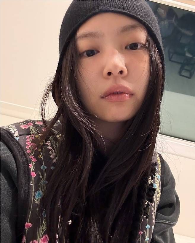 Blackpink's Jennie wears a kimjang vest. (Jennie's Instagram)