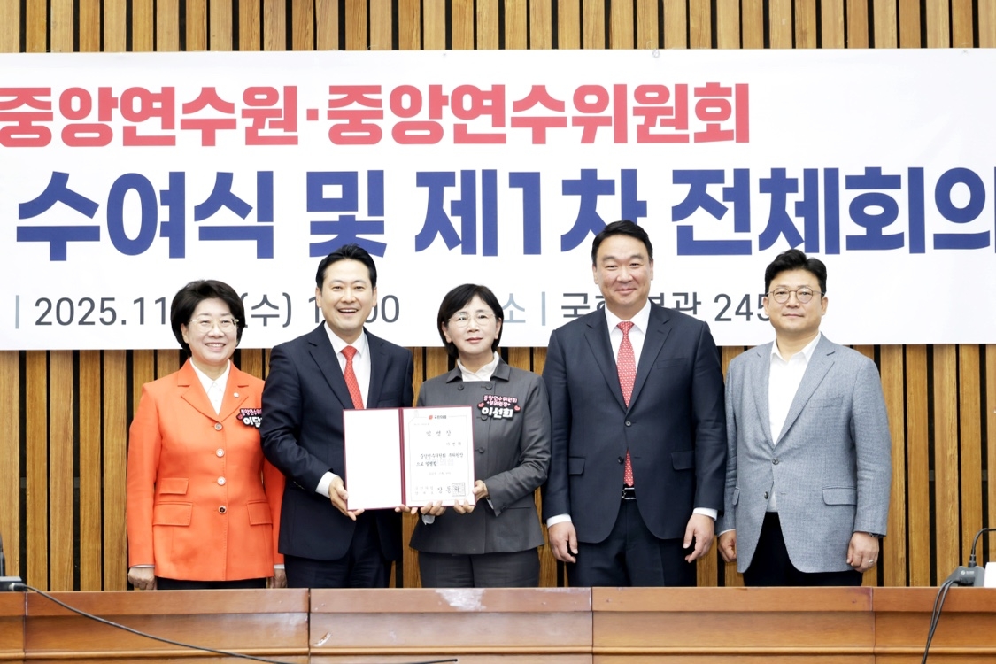 지난 12일 국회 본관 회의실에서 열린 국민의힘 중앙연수원·중앙연수위원회 임명장 수여식 및 제1차 전체회의에서 장동혁 국민의힘 대표(사진 왼쪽에서 두번째)로부터 ‘중앙연수위원회 부위원장’ 임명장을 받은 이선희 경북도의회 기획경제위원장(가운데).[이선희 도의원 제공]