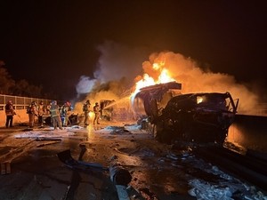 2 killed, 4 injured in 13-vehicle expressway collision