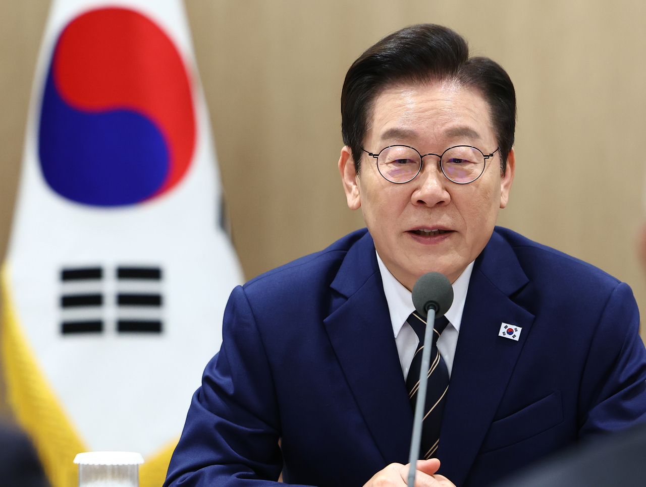 President Lee Jae Myung speaks during a meeting with business leaders on Sunday, to discuss follow-up measures after the release of a joint fact sheet on bilateral trade and security agreements with the United States. (Yonhap)
