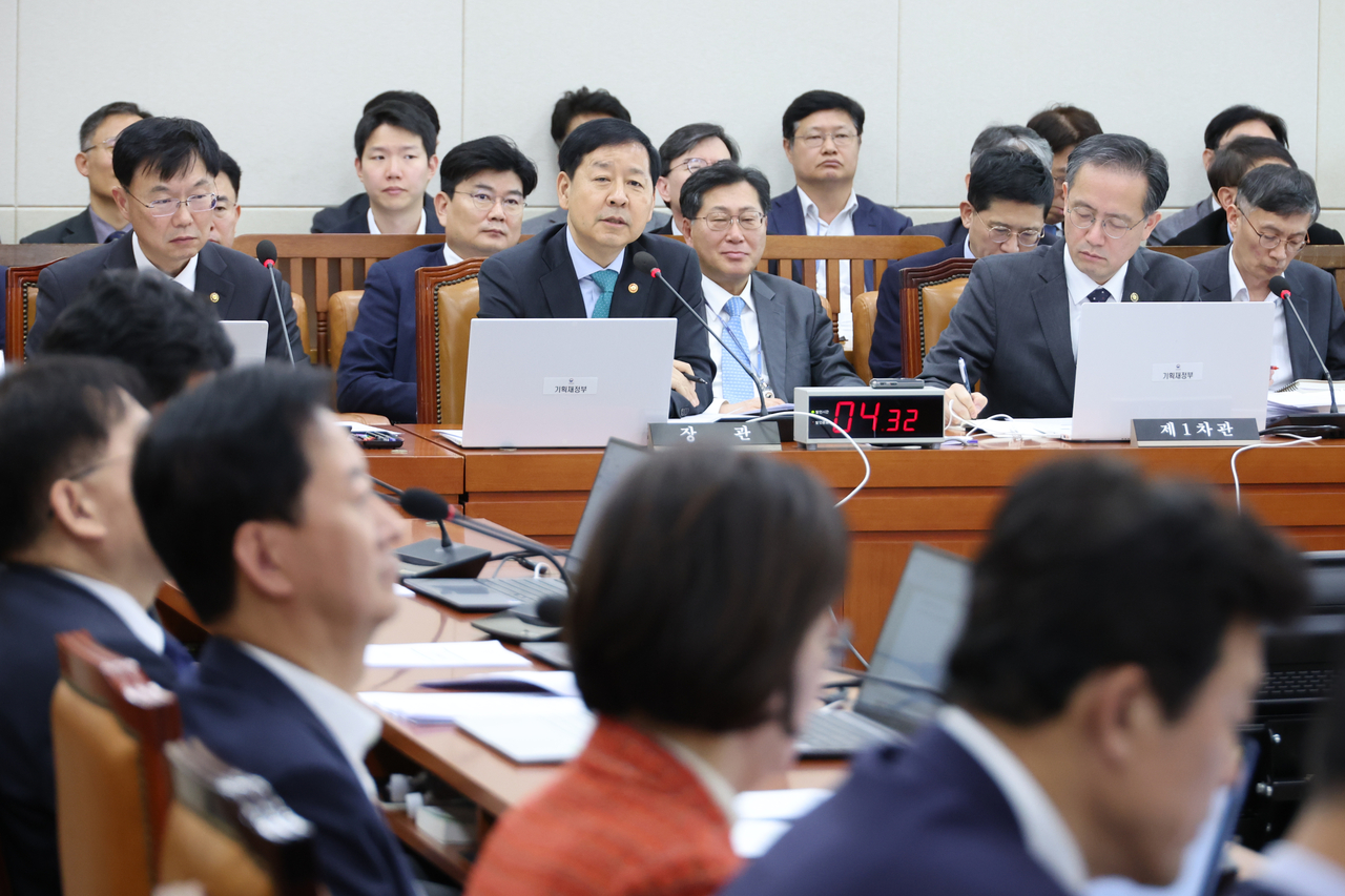 Finance Minister Koo Yun‑cheol (center) answers questions on the South Korea-US fact sheet during a session of the Strategy and Finance Committee at the National Assembly on Monday.  (Yonhap)