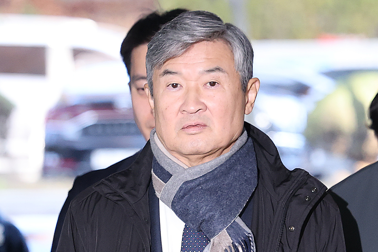 Cho Tae-yong, a former chief of the National Intelligence Service, arrives at the Seoul Central District Court on Tuesday, to attend his arrest warrant hearing. (Yonhap)