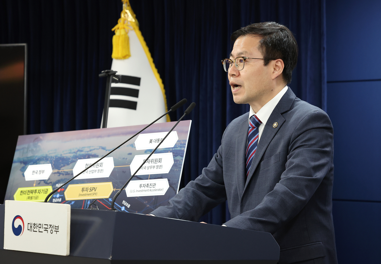 Trade Minister Yeo Han-koo speaks to reporters at the government complex in central Seoul on Friday. (Yonhap)