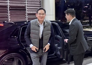 Samsung Electronics Chairman Lee departs for UAE for business talks