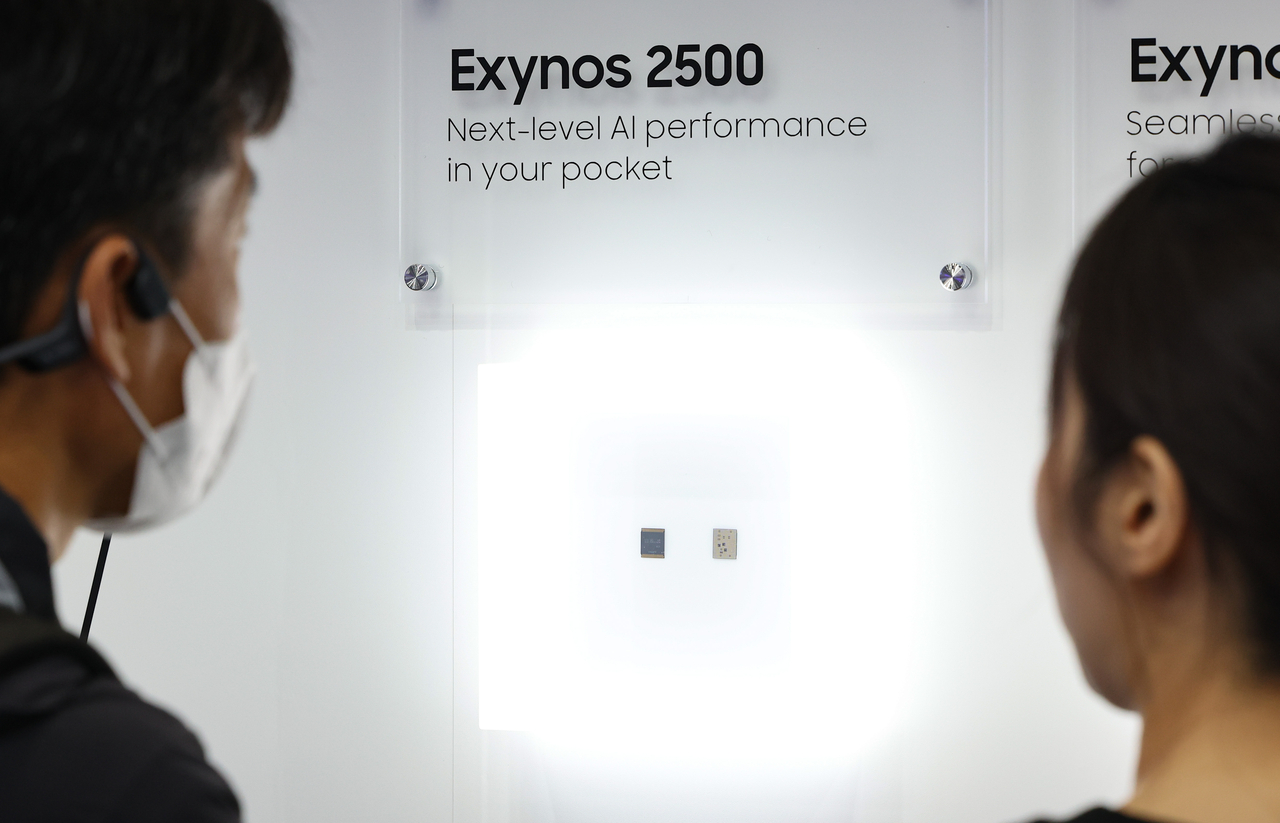 Samsung Electronics’ Exynos 2500 chips are displayed during a tech trade show in Seoul in October. (Newsis)