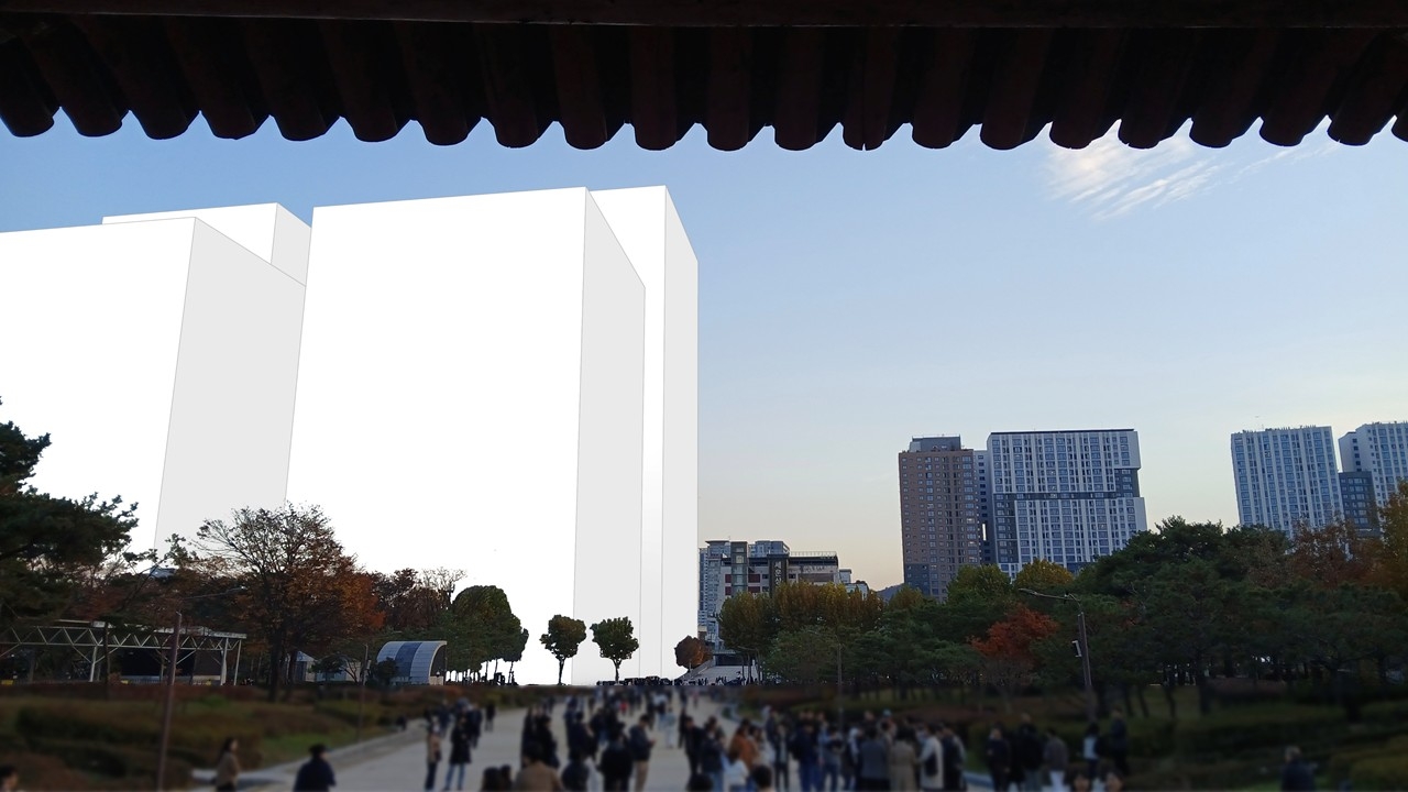 A conceptual image showing the planned Sewoon District 4 high-rise development as viewed from Jongmyo’s Oedaemun Gate (Main Gate) (KHS)