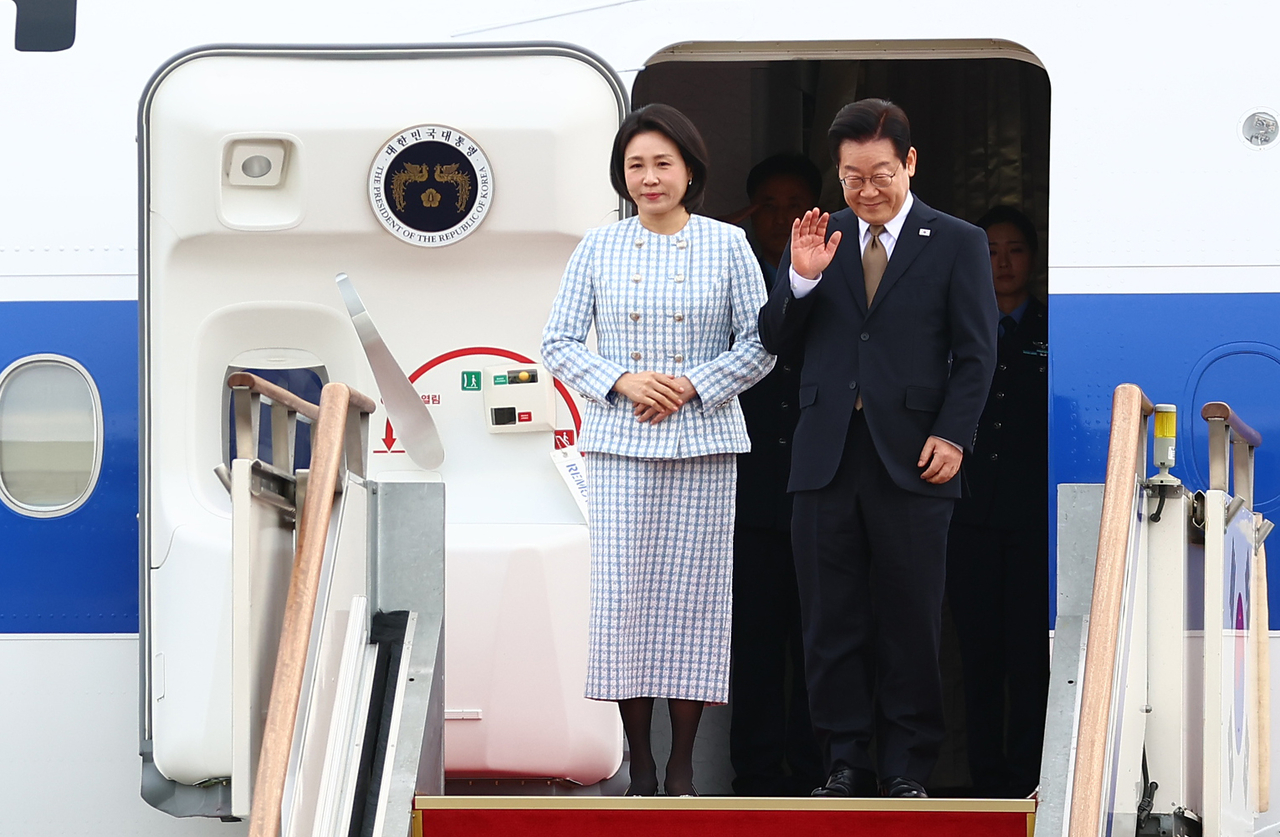 President Lee Jae Myung and First Lady Kim Hye Kyung board Air Force One at Seoul Air Base in Seongnam on Monday, heading out on a four-nation tour that includes the UAE, Egypt and Türkiye on the occasion of the G20 summit. (Yonhap)