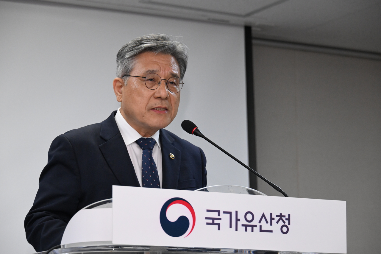 Korea Heritage Service Administrator Huh Min speaks during a press briefing in Seoul on Monday, outlining the agency’s position on the Sewoon redevelopment plan near Jongmyo. (KHS)