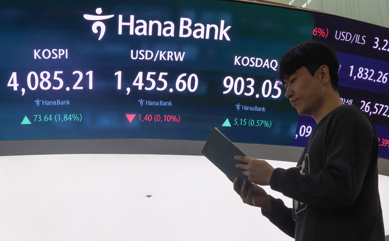 An electronic board showing the Korea Composite Stock Price Index at a dealing room of the Hana Bank headquarters in Seoul on Monday. (Yonhap)
