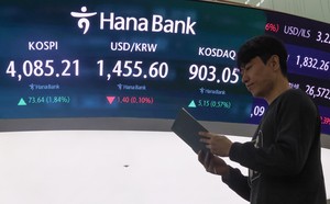 Seoul shares open higher on chip gains