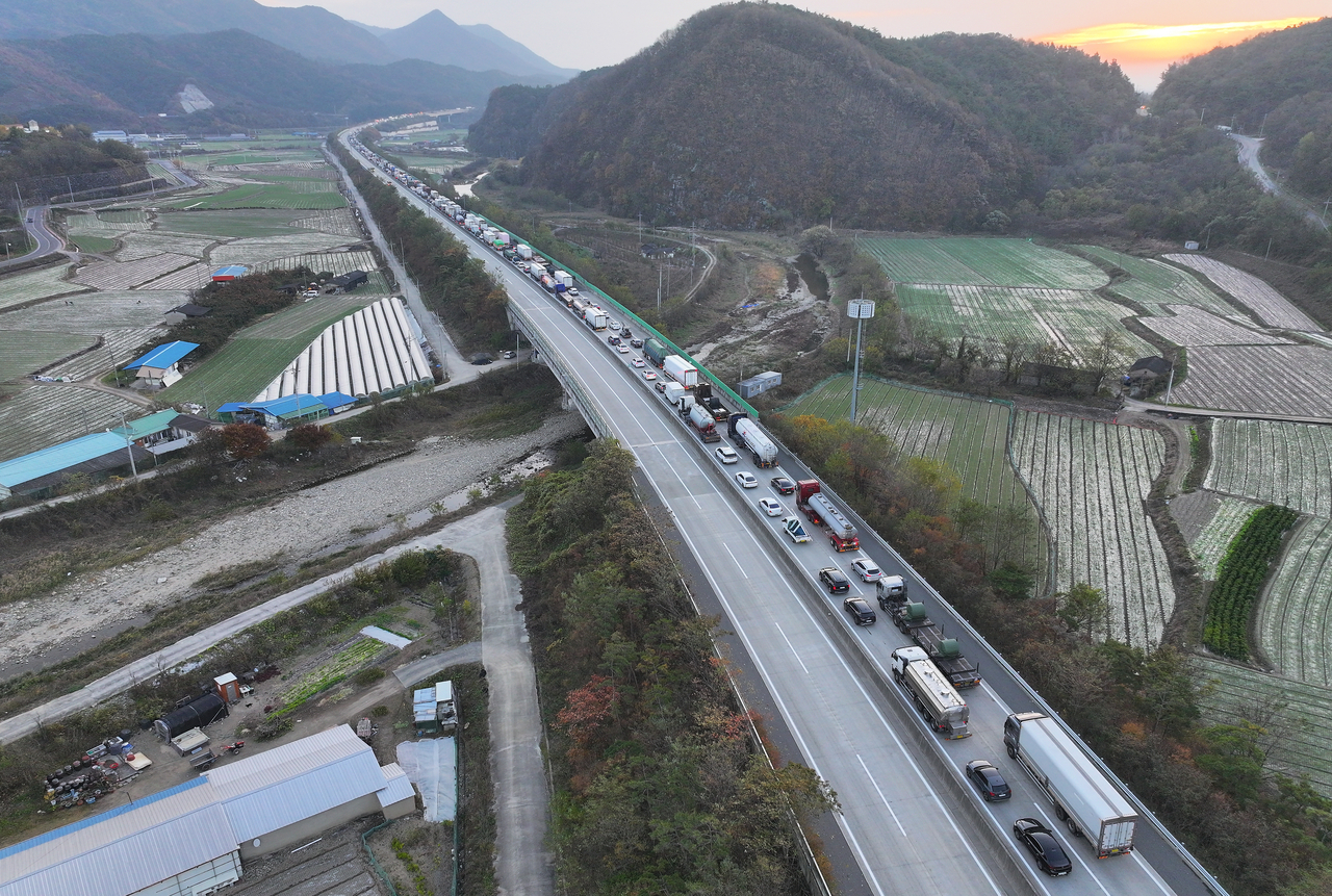 Vehicles are seen lined up on the Sangju–Yeongcheon Expressway on Monday morning after one direction was closed to handle a major accident that occurred around 3 a.m. and triggered a fire. (Yonhap)