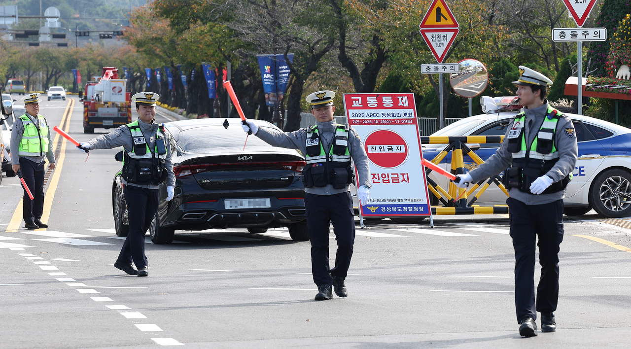 Police control traffic in Gyeongju, North Gyeongsang Province, on Oct. 28 ahead of the Asia-Pacific Economic Cooperation summit. (Yonhap)