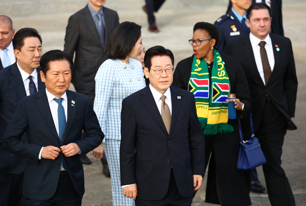 President Lee Jae Myung (center) is seen before boarding Air Force One at Seoul Air Base in Seongnam, Gyeonggi Province, Monday. (Yonhap)