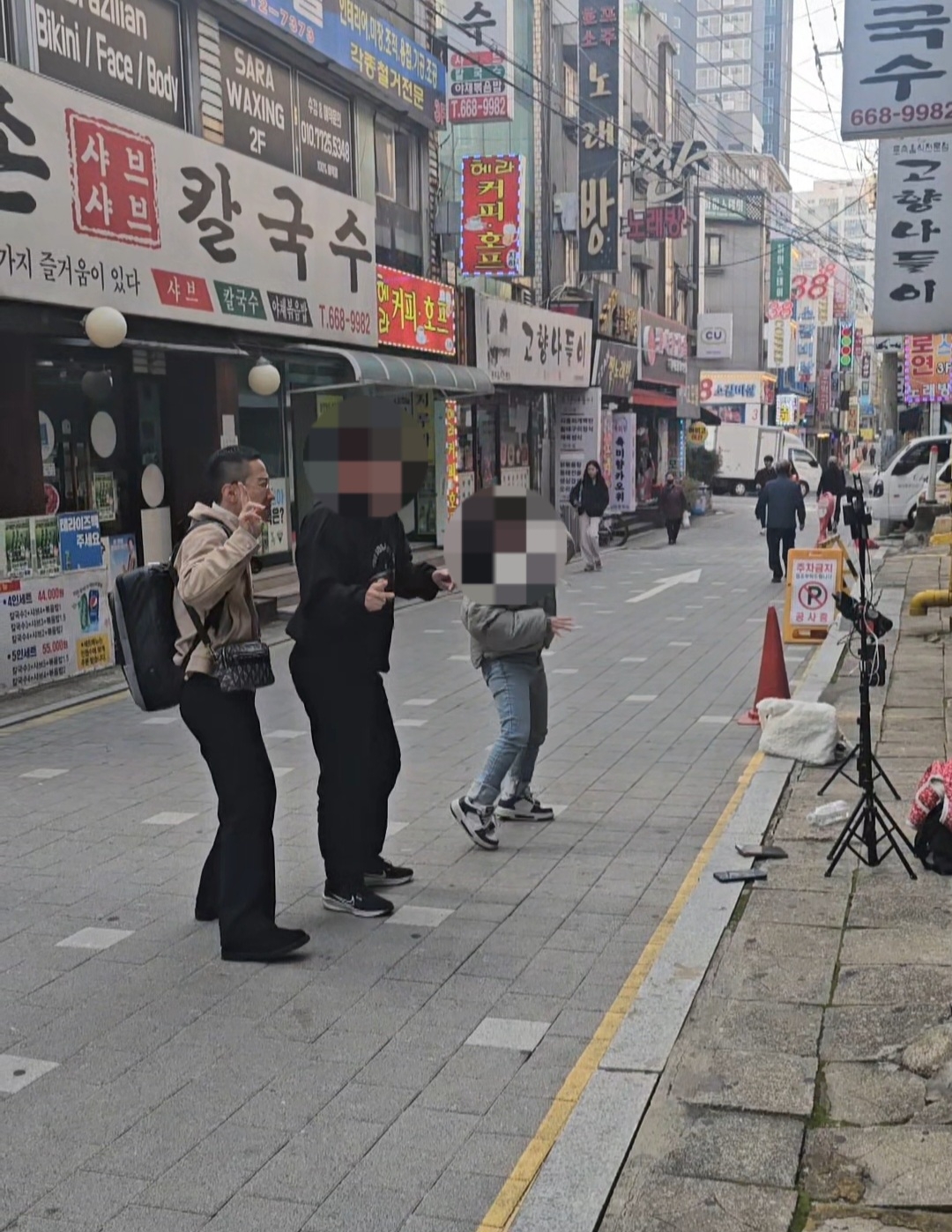 Lee and two other livestreamers dance in the middle of the road during a live broadcast to thank subscribers who sent cash donations. (Choi Jae-hee/The Korea Herald)