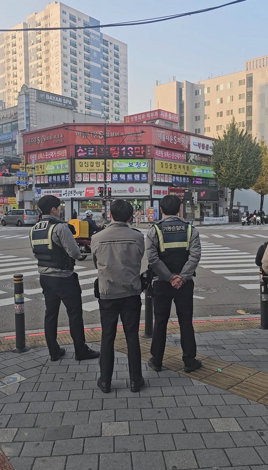 Police officers patrol the area around Bucheon Station. (Choi Jae-hee/The Korea Herald)
