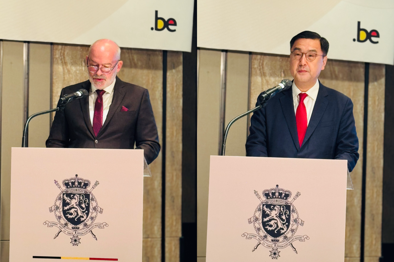 Belgian Ambassador to Korea Bruno Jans (left) and Lee Kyung-chul, South Korea’s high representative to the UN Security Council, speak at King’s Day celebrations in Seoul on Thursday. (Sanjay Kumar/The Korea Herald)