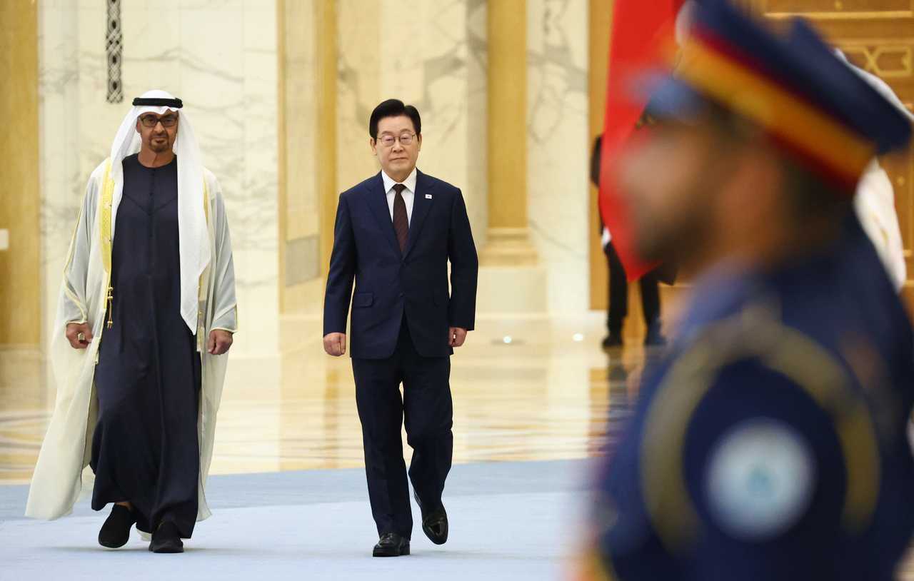 South Korean President Lee Jae Myung (center) and United Arab Emirates President Mohammed bin Zayed Al Nahyan (left) review the honor guard during the official welcoming ceremony for his state visit at the presidential palace in Abu Dhabi on Tuesday. (Yonhap)
