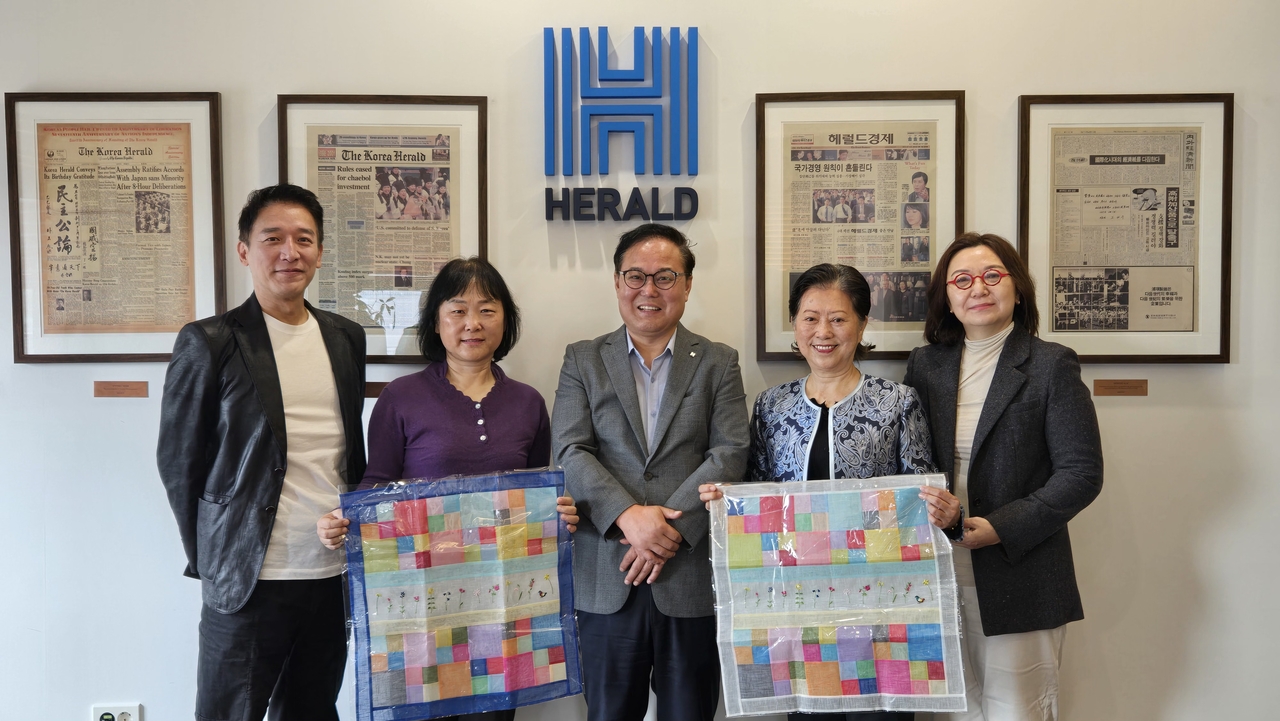 From left: The Cloud CEO Yang Won-chan, Asia-Oceania Aroma Association China Vice President Winnie Yeung, Korea Herald CEO Kim Young-sang, Asia-Oceania Aroma Association Hong Kong Secretariat Director Li Yi, and Korea Aroma Education & Application Society President Lee Eun-jung pose for a photo at Herald Corp. headquarters in Yongsan, Seoul. (Korea Aroma Education & Application Society)