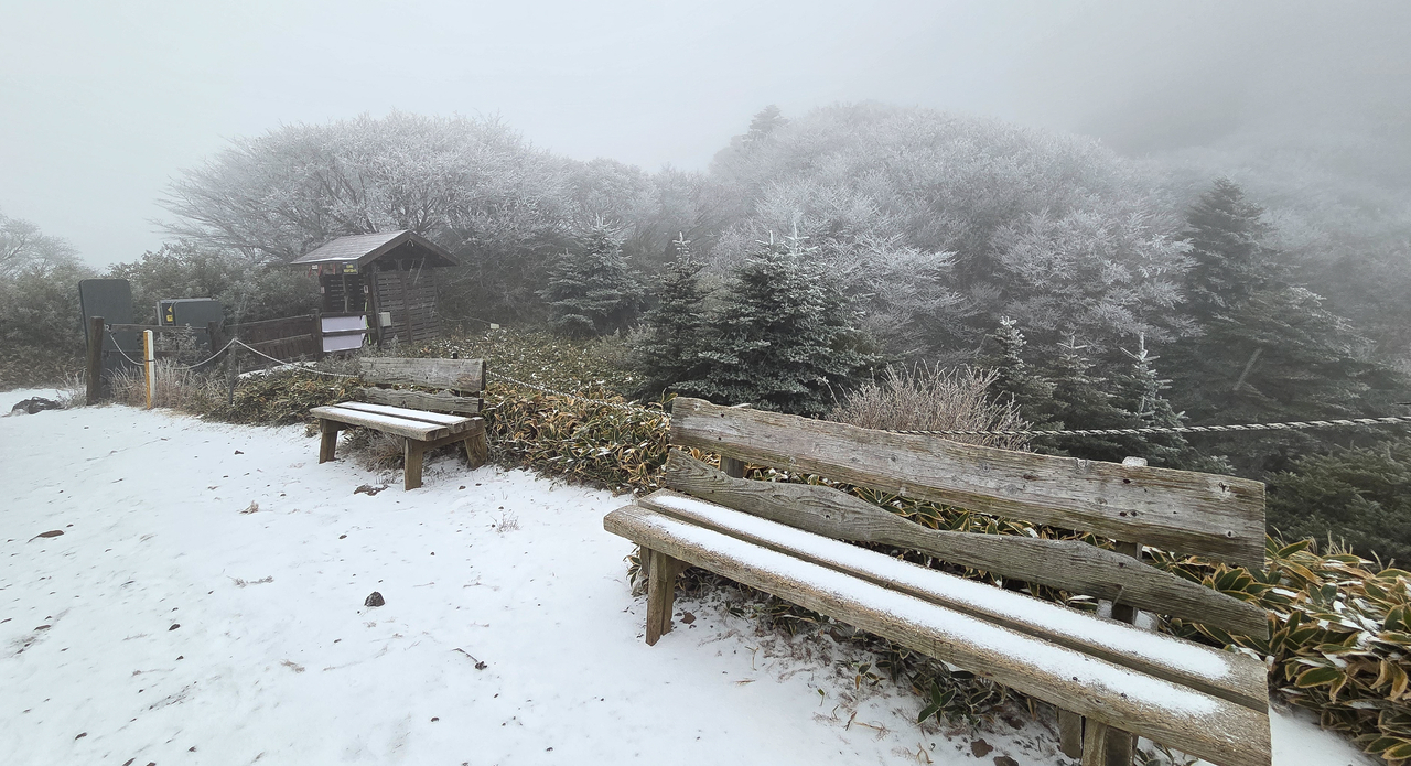 Hallasan, the tallest mountain on Jeju Island, saw its first snow of the season on Tuesday. (Newsis)