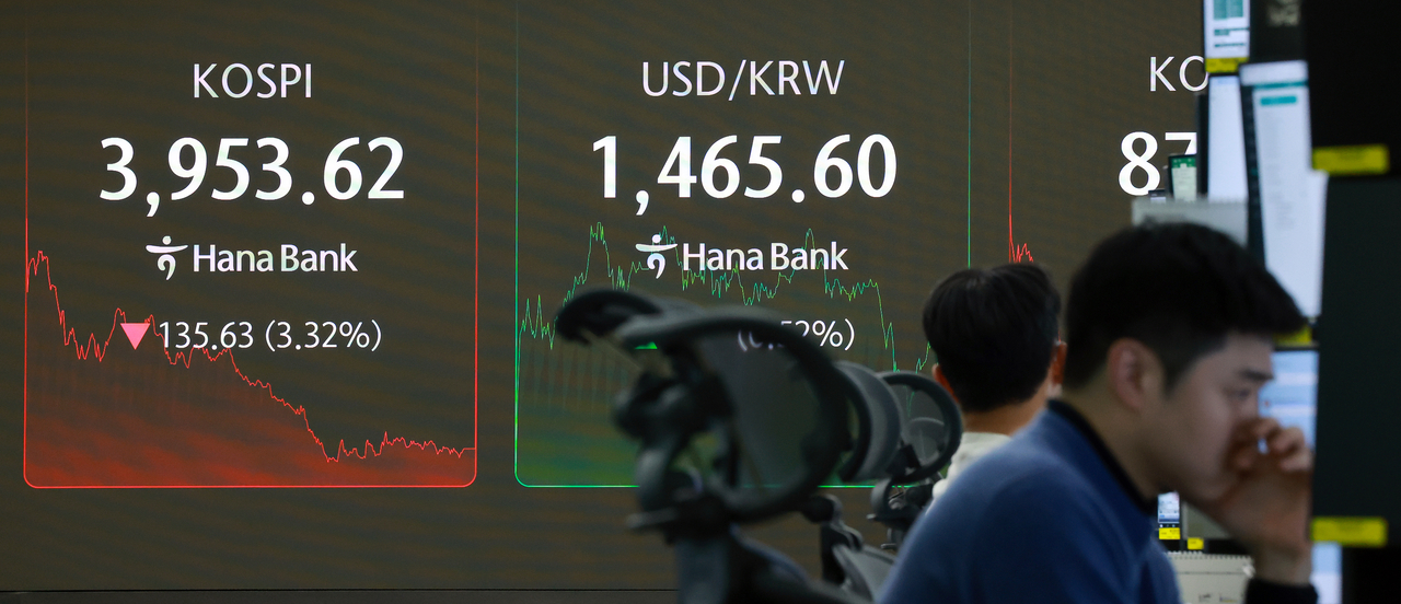 An electronic board showing the Korea Composite Stock Price Index at a dealing room of the Hana Bank headquarters in Seoul on Tuesday. (Yonhap)