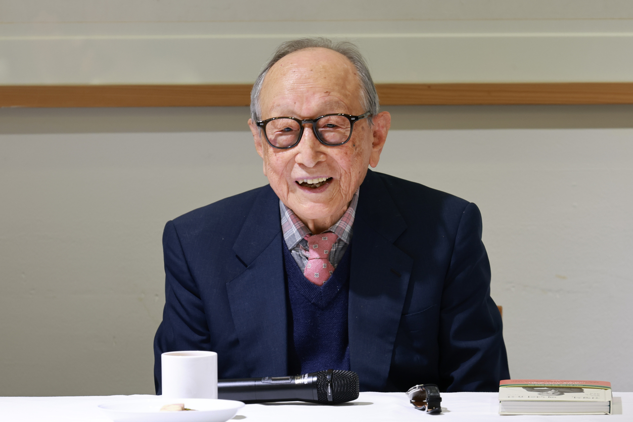 Kim Hyung-seuk, an emeritus professor of philosophy at Yonsei University and the world’s oldest male author recognized by Guinness World Records, speaks during a press conference in Seoul on Nov. 12. (Yonhap)