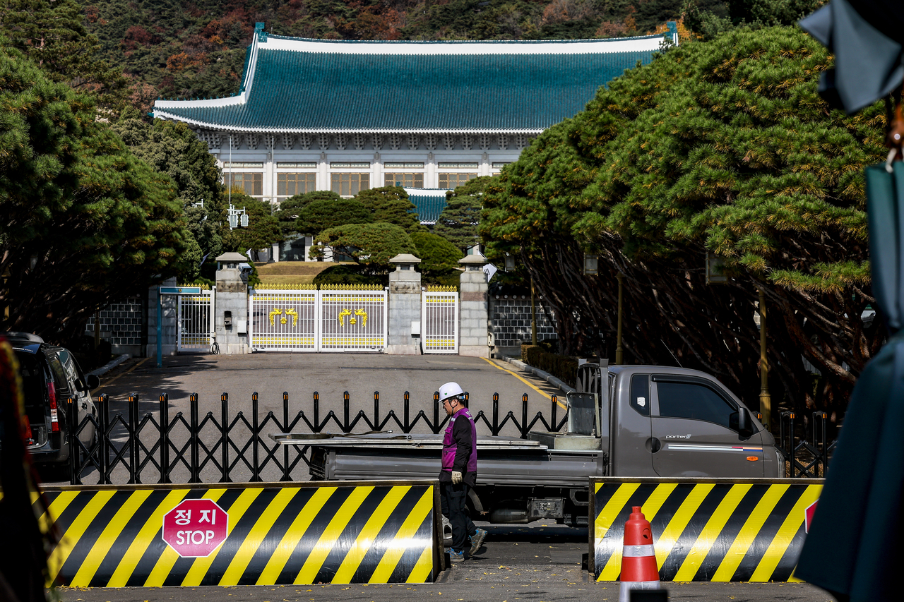 A worker prepares facilities for the return of the presidential office to Cheong Wa Dae on Nov. 11. (Newsis)