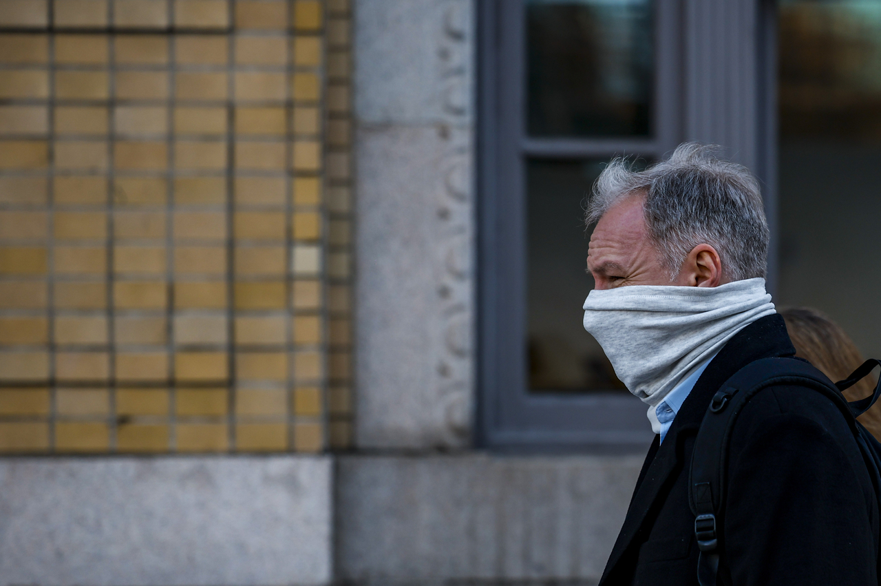 A tourist in Seoul is pictured in winter attire on Tuesday morning as temperatures fell below freezing across the country. (Newsis)