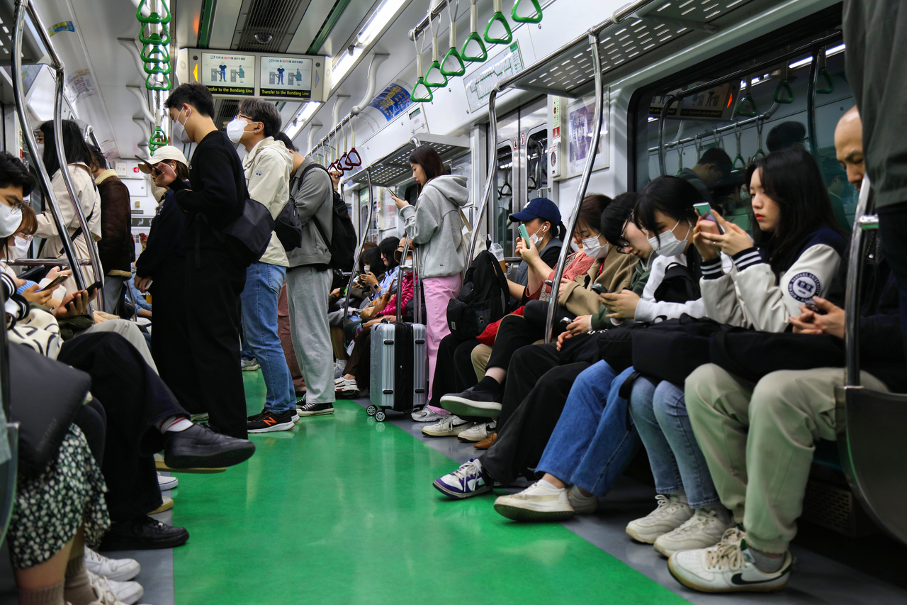 Passengers ride a subway in Seoul. (123rf)